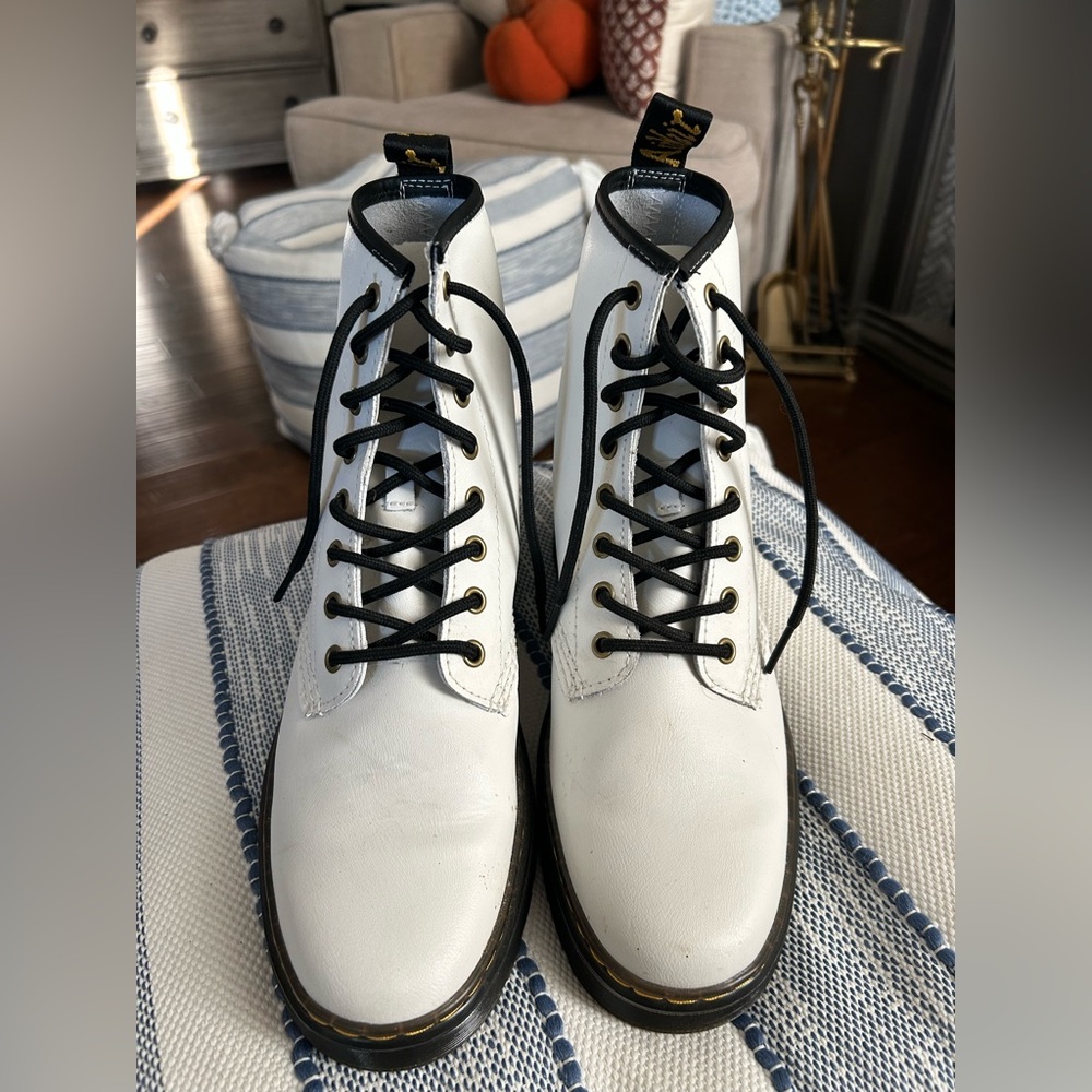WOMEN'S DR. MARTENS ZAVALA COMBAT BOOTS size 9